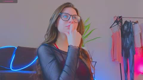 Snapshot of helenmann_ chatting on March 3, 9:11 am online show from March 3, 9:11 am