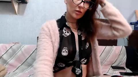 Snapshot of helenred chatting on March 22, 9:34 am HelenRed online show from March 22, 9:34 am