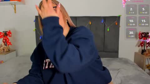 Snapshot of helenstanfordd chatting on December 18, 2:32 am Helen or Hells online show from December 18, 2:32 am