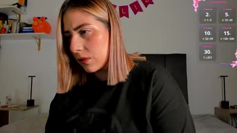 Snapshot of helenstanfordd chatting on February 6, 8:13 pm Helen or Hells online show from February 6, 8:13 pm