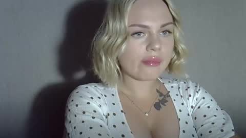 helga_now online show from September 22, 8:33 pm