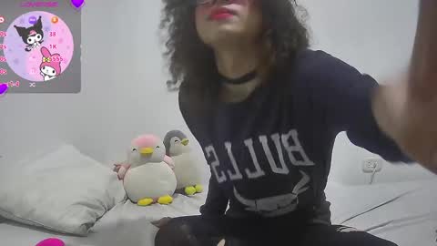 Snapshot of helia_n_amy chatting on December 14, 4:01 am Helia Transfem and Amy online show from December 14, 4:01 am