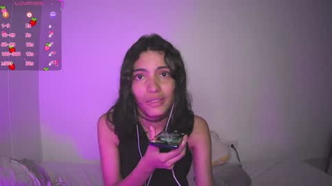 Snapshot of helia_n_amy chatting on January 19, 1:53 am Helia Transfem and Amy online show from January 19, 1:53 am