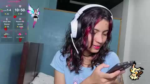 Snapshot of helia_n_amy chatting on October 6, 5:05 am Helia Transfem and Amy online show from October 6, 5:05 am