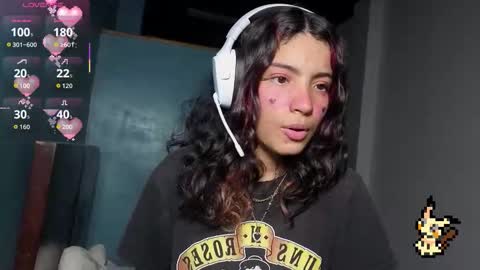 Snapshot of helia_n_amy chatting on October 17, 6:05 am Helia Transfem and Amy online show from October 17, 6:05 am