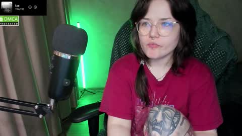 Snapshot of hell_hotline chatting on February 11, 10:04 pm Red online show from February 11, 10:04 pm