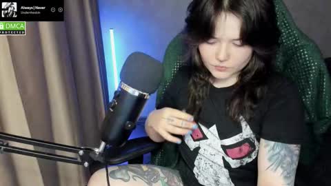 Snapshot of hell_hotline chatting on March 10, 8:25 pm Red online show from March 10, 8:25 pm