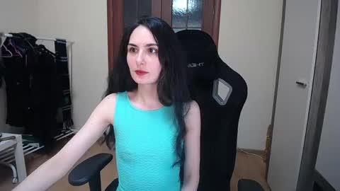 Snapshot of hella_helen chatting on May 19, 4:13 pm Helen online show from May 19, 4:13 pm