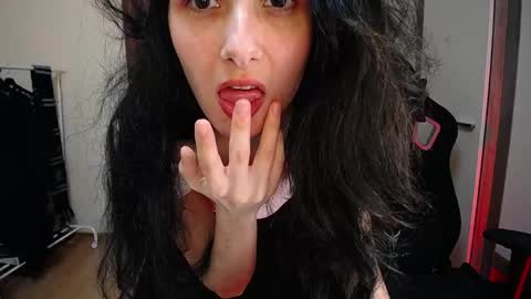 Snapshot of hella_helen chatting on May 21, 9:33 pm Helen online show from May 21, 9:33 pm