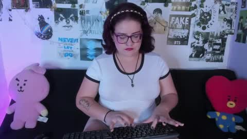 Snapshot of hellen21rose chatting on May 19, 3:57 am hellen online show from May 19, 3:57 am