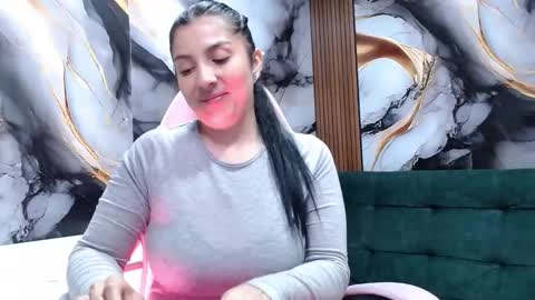 Snapshot of hellen_mark chatting on May 27, 11:07 am Hellen. online show from May 27, 11:07 am