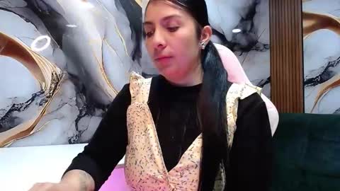 Snapshot of hellen_mark chatting on June 10, 10:58 am Hellen. online show from June 10, 10:58 am