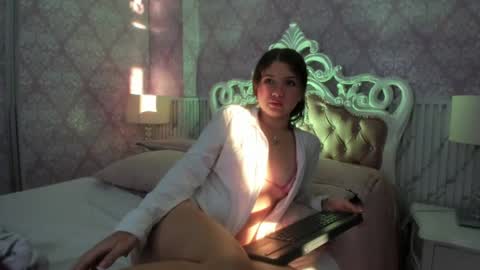 Snapshot of hellencute18_ chatting on July 8, 11:04 am online show from July 8, 11:04 am