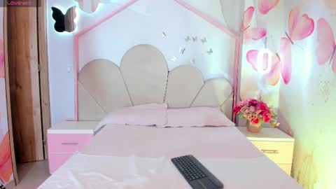 Snapshot of hellencute18_ chatting on August 1, 10:25 am online show from August 1, 10:25 am