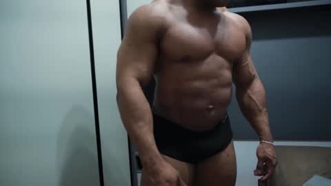 Snapshot of henrimusclee chatting on November 4, 1:16 am Henri online show from November 4, 1:16 am