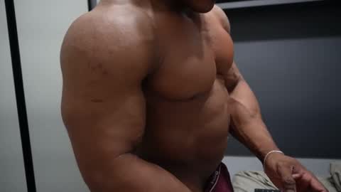 Snapshot of henrimusclee chatting on November 27, 11:18 pm Henri online show from November 27, 11:18 pm