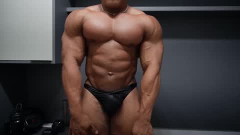 Snapshot of henrimusclee chatting on February 15, 10:39 pm Henri online show from February 15, 10:39 pm