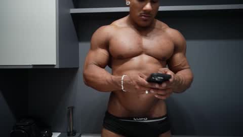 Snapshot of henrimusclee chatting on February 27, 11:38 pm Henri online show from February 27, 11:38 pm