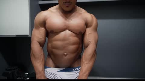 Snapshot of henrimusclee chatting on March 7, 10:40 pm Henri online show from March 7, 10:40 pm