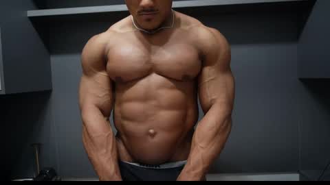 Snapshot of henrimusclee chatting on March 31, 10:32 pm Henri online show from March 31, 10:32 pm