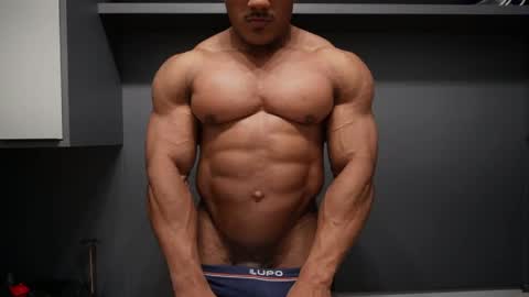 Snapshot of henrimusclee chatting on April 10, 9:52 pm Henri online show from April 10, 9:52 pm