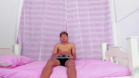 Snapshot of henry_and_lucy chatting on March 27, 8:19 pm henry_and_lucy online show from March 27, 8:19 pm