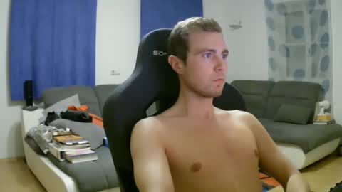 Snapshot of herbstenden chatting on April 1, 7:33 pm John Pearl online show from April 1, 7:33 pm