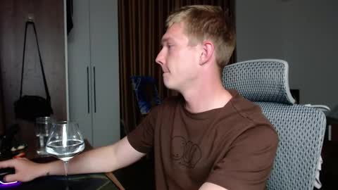 Snapshot of hercules__ chatting on September 27, 2:11 pm Gregblonde Alextattoo online show from September 27, 2:11 pm