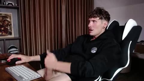 Snapshot of hercules__ chatting on September 28, 2:17 am Gregblonde Alextattoo online show from September 28, 2:17 am