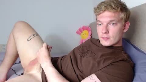 Snapshot of hercules__ chatting on December 2, 2:12 pm Gregblonde Alextattoo online show from December 2, 2:12 pm