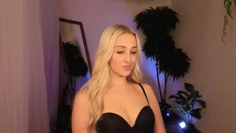 Snapshot of here_wego_again_ chatting on March 31, 2:02 am Elise online show from March 31, 2:02 am