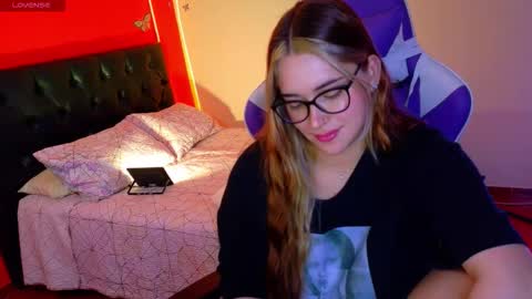 Snapshot of hermione_blonde chatting on February 17, 4:13 pm hermione_blonde online show from February 17, 4:13 pm