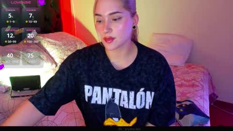 Snapshot of hermione_blonde chatting on February 19, 4:25 pm hermione_blonde online show from February 19, 4:25 pm