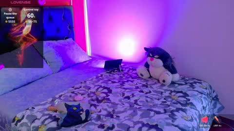 Snapshot of hermione_blonde chatting on April 13, 10:54 am hermione_blonde online show from April 13, 10:54 am