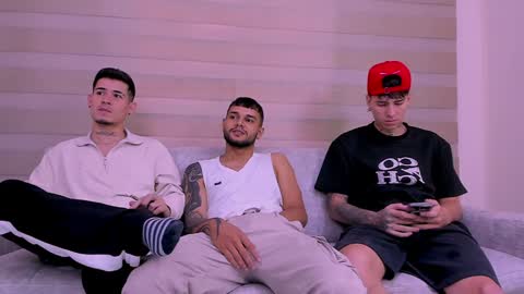 heteros men online show from February 6, 8:02 pm