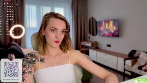 Snapshot of hey_its_mia chatting on June 12, 2:27 pm Mia online show from June 12, 2:27 pm