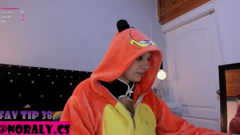 Snapshot of hey_noraly chatting on March 10, 5:01 am Noraly online show from March 10, 5:01 am