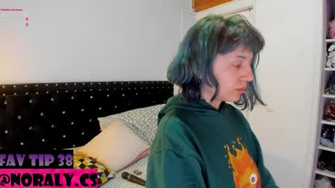 Snapshot of hey_noraly chatting on March 15, 3:12 am Noraly online show from March 15, 3:12 am
