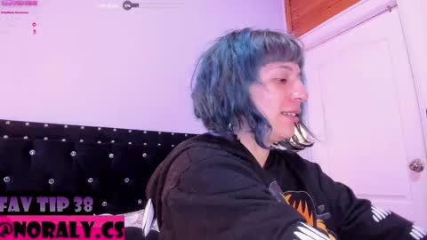 Snapshot of hey_noraly chatting on March 20, 4:28 am Noraly online show from March 20, 4:28 am