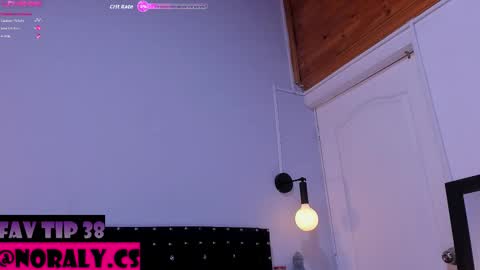 Snapshot of hey_noraly chatting on March 27, 4:18 am Noraly online show from March 27, 4:18 am