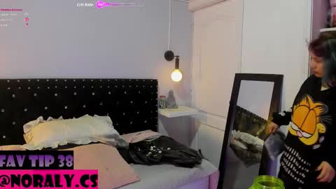 Snapshot of hey_noraly chatting on March 28, 4:34 am Noraly online show from March 28, 4:34 am