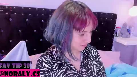 Snapshot of hey_noraly chatting on April 10, 5:56 am Noraly online show from April 10, 5:56 am