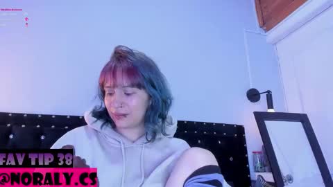 Snapshot of hey_noraly chatting on April 14, 4:29 am Noraly online show from April 14, 4:29 am