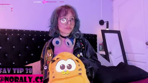 Snapshot of hey_noraly chatting on April 18, 4:16 am Noraly online show from April 18, 4:16 am
