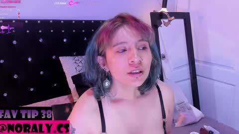 Snapshot of hey_noraly chatting on April 21, 4:19 am Noraly online show from April 21, 4:19 am