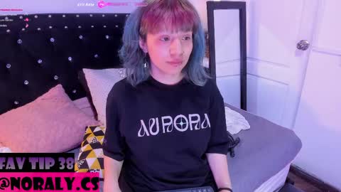 Snapshot of hey_noraly chatting on April 24, 4:26 am Noraly online show from April 24, 4:26 am