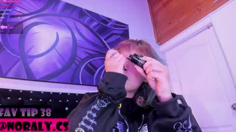 Snapshot of hey_noraly chatting on May 7, 8:42 am Noraly online show from May 7, 8:42 am