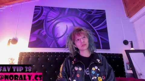 Snapshot of hey_noraly chatting on May 11, 4:18 am Noraly online show from May 11, 4:18 am