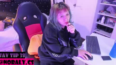 Snapshot of hey_noraly chatting on May 31, 4:20 am Noraly online show from May 31, 4:20 am