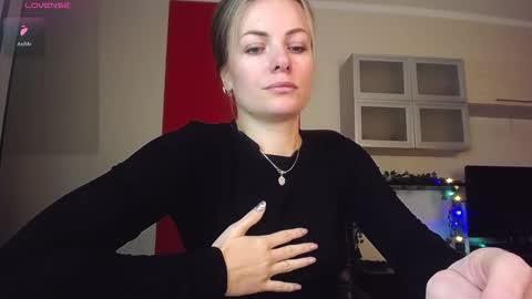 Snapshot of hi_bye_ chatting on January 7, 11:12 am Lina online show from January 7, 11:12 am